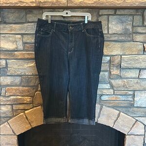 LIKE NEW Lee Riders Dark Denim Cuffed Capri Jeans - Size 18.
